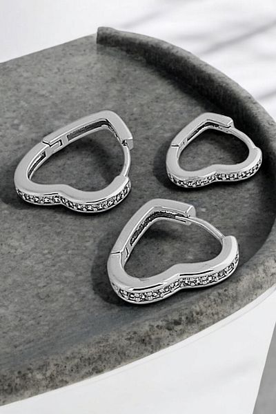 Çlk Accessories مجموعة أقراط قلب فاخرة مكونة من 3 قطع مع تفاصيل حجرية