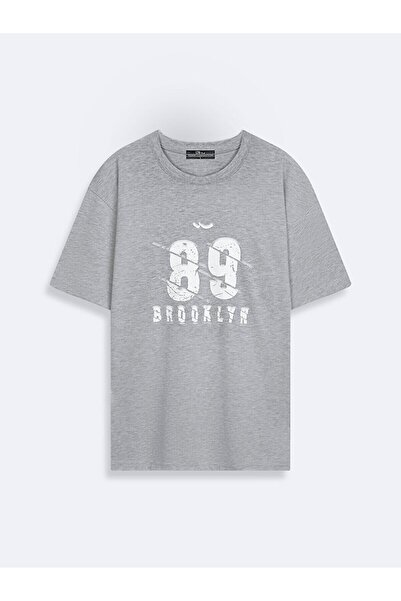 Ltb تي شيرت رمادي مريح بأكمام قصيرة وياقة دائرية مع شعار