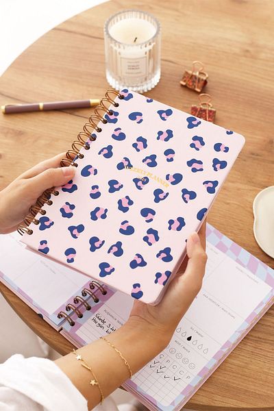 Matt Notebook Седмичен дневен ред A5 2025 - 15x21 см, мотивационен лист с розов леопардов мотив