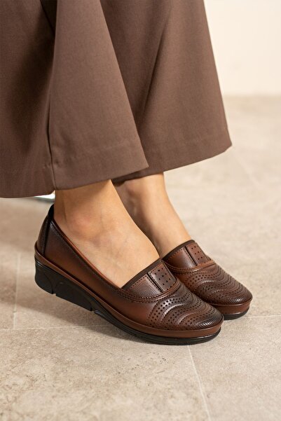 Shakrak حذاء نسائي مريح لتقويم العظام بلون أسمر