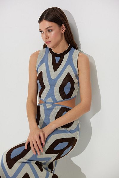 SHERIN Rochie de tricotaj de lungime midi, albastră, cu imprimeu geometric, decupată în talie