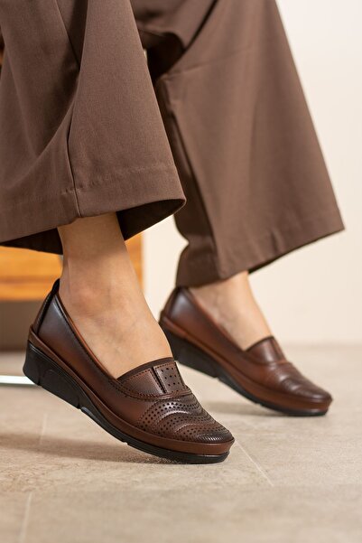 Shakrak حذاء نسائي مريح لتقويم العظام بلون أسمر