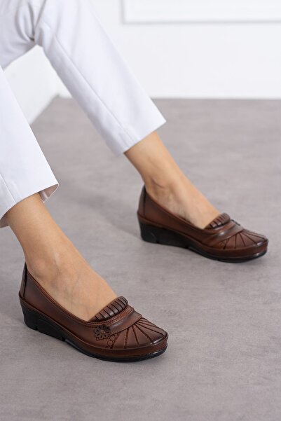 Shakrak حذاء نسائي مريح لتقويم العظام بلون أسمر