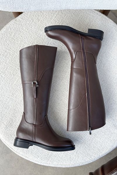 GOFFSHOES Γυναικείες μπότες ραντεβού σε καφέ χρώμα - Επίπεδη σόλα και λεπτομέρεια πόρπης
