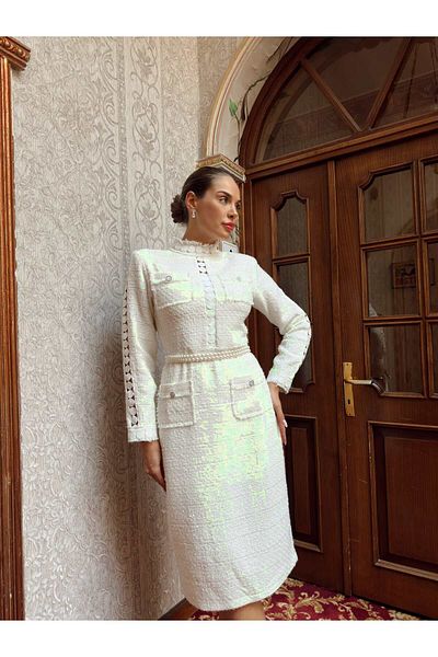 1Moda1Tarz Γυναικείο Λευκό Εισαγόμενο Tweed Ύφασμα Τσέπη και Κρεμαστό Κολιέ Λεπτομέρεια Φόδρα Ειδικού Σχεδιασμού Φόρεμα