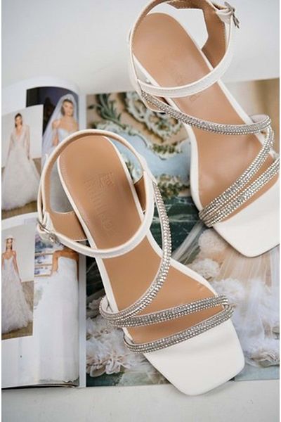 Kocamanlar Ayakkabı İremsu Pantofi de seară de damă cu toc de 8 cm cu patru dungi, albi