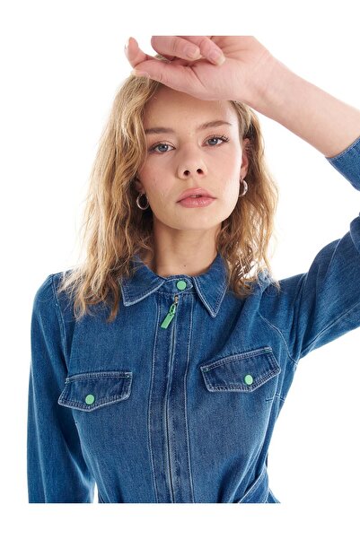 Kayra فستان من قماش الدنيم باللون النيلي - جيب مغطى