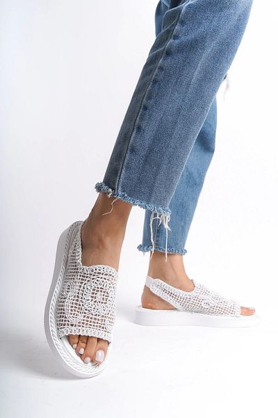 Moda Değirmeni Sandale de damă din dantelă albă cu spate elastic