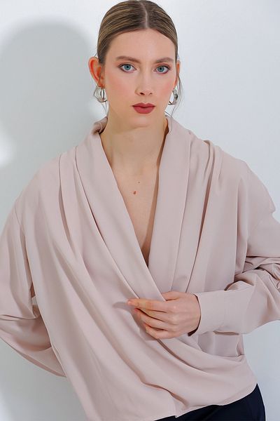 Bigdart Cremefarbene Damenbluse aus fließendem Satin mit zweireihigem Kragen 0492