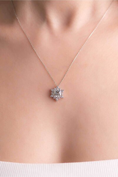 So CHIC... Beyaz Altın Sertifikalı Premium Created Taşlı 42 Cm Çiçek Kolye
