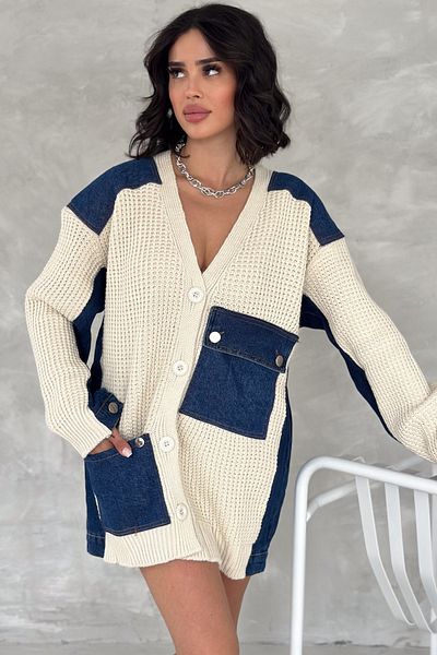 FEMELLE Cardigan de tricotaj supradimensionat de culoare bej - cu detaliu de buzunar din denim și nasturi cu apăsare