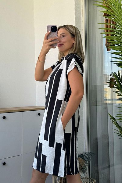 Kubos Moda Rochie neagră cu guler polo cu model de pian, cu drapaj pe umeri