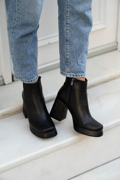 sovrana Blunt Toe Platform Heeled Boots Black