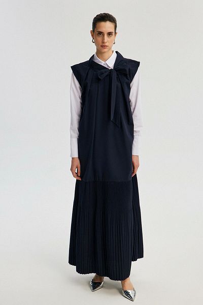 Touché Privé Tie-Up Collar Pleated Dress