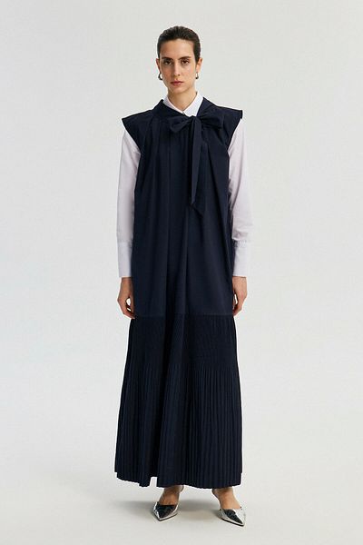 Touché Privé Tie-Up Collar Pleated Dress