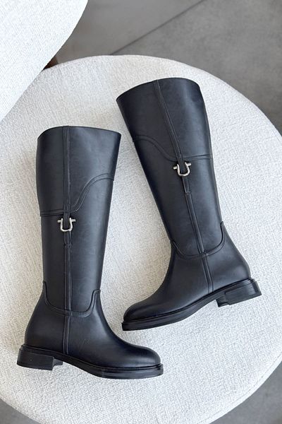 GOFFSHOES Черни кожени дамски ботуши - плоска подметка и катарама