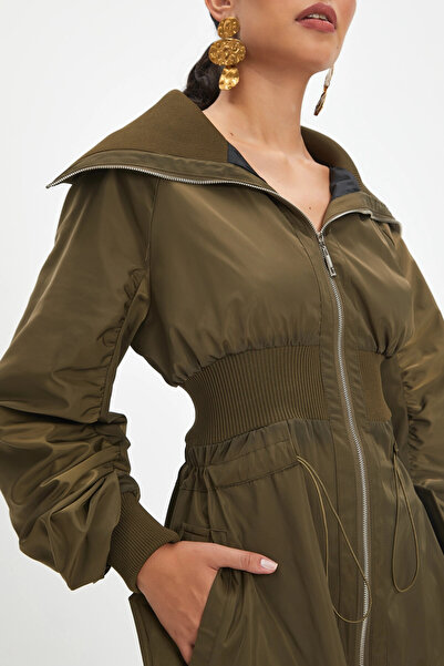 SERPİL Geniş Yaka Belden Kalın Lastikli Fermuarlı Kolları Lastik Manşetli Haki Trençkot 38838