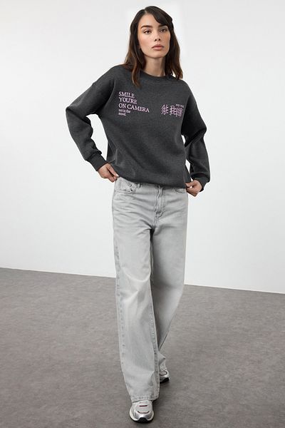 Trendyol Collection Fleecová pletená mikina Crew Neck - Tmavě antracitová, potištěná, uvnitř silná - Twoaw22Sw1957