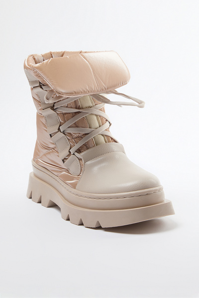 TRENDYOL SHOES Béžové šněrovací kožešinové krátké dámské boty na plochém podpatku Takaw25Bo00021