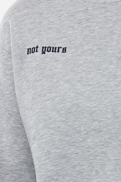 Trendyol Collection Основен плетен суичър - сив меланж, щампа - Twoaw21Sw0150