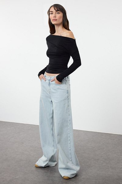 Trendyol Collection Premium Soft Fabric - Czarna dopasowana bluzka z dekoltem w łódkę Twoaw24Bz00227