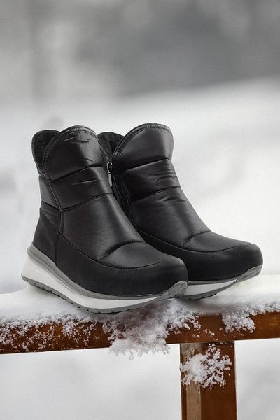 TRENDYOL SHOES Černé vodoodpudivé krátké dámské boty na plochém podpatku 
 Takaw25Bo00022