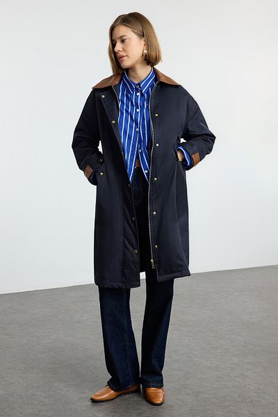Trendyol Collection Marineblauer, übergroßer Trenchcoat mit Lederdetail am Kragen TWOAW25KB00077