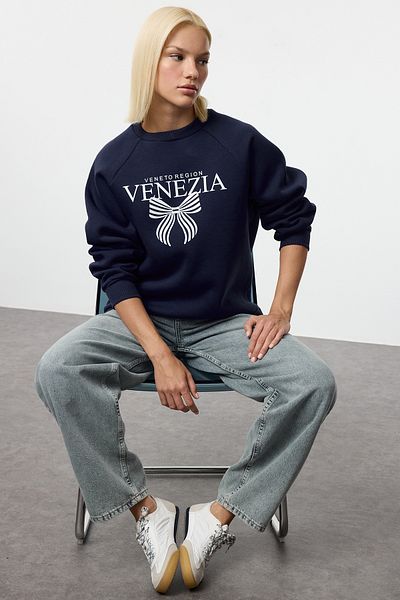 Trendyol Collection Удобен тъмносин плетен суичър - щампован лозунг и лък Twoaw25Sw00222