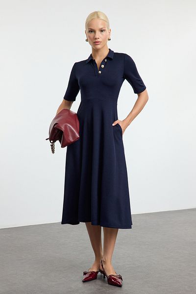 Trendyol Collection Marineblaues Midi-Strickkleid – Dreiviertelärmel, Knopfkragen, Skater-Stil, Taillenöffnung TWOAW25EL00518
