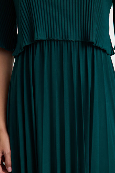 Trendyol Collection Ευέλικτο Πλεκτό Σμαραγδένιο Πράσινο Μίντι Φόρεμα - Πλισέ, Πλήρης λαιμόκοψη Twoaw25el00411