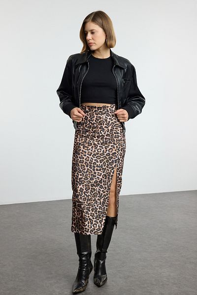 Trendyol Collection Magas derekú, rugalmas kötött maxi szoknya - barna leopárdmintás hasított részletekkel TWOSS23ET00351