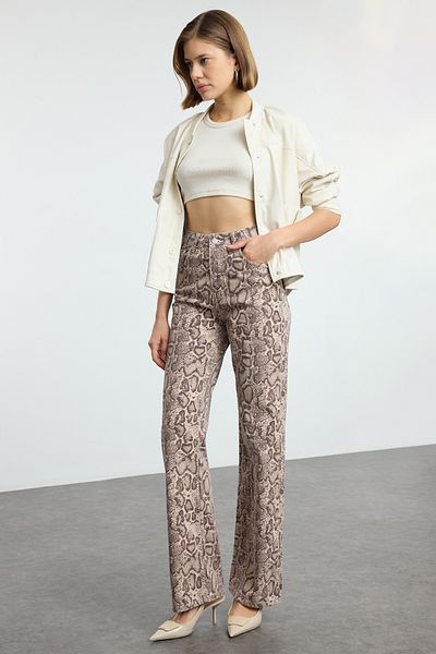 Trendyol Collection Braune Jeans mit weitem Bein und Schlangenmuster und hoher Taille – TWOAW25JE00211