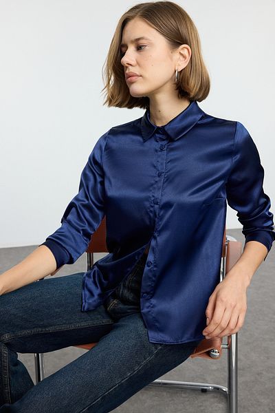 Trendyol Collection Sötétkék szatén szőtt ing - normál szabású TWOAW25GO00100