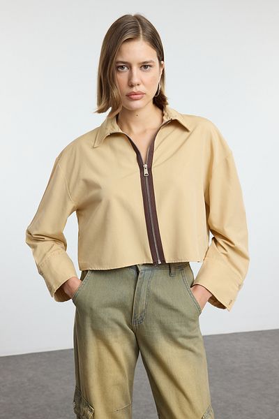Trendyol Collection Detail velbloudího předního zipu Regular Regular Fit Woven Shirt TWOAW25GO00042
