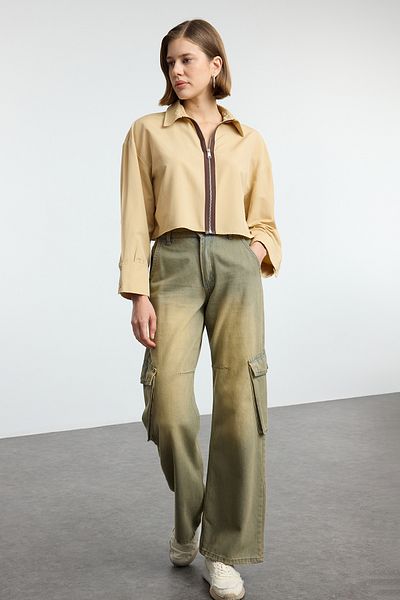 Trendyol Collection Detail velbloudího předního zipu Regular Regular Fit Woven Shirt TWOAW25GO00042