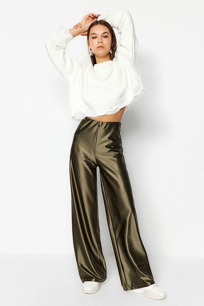 Trendyol Collection Khakifarbene Premium-Satin-Strickhose mit weitem Bein TWOAW24PL00064