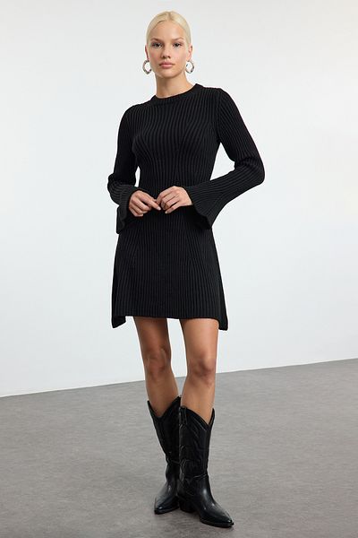 Trendyol Collection Czarna mini sukienka dzianinowa o kroju litery A TWOAW25EL00030