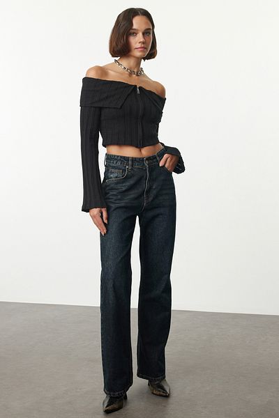 Trendyol Collection Schwarze kurze Bluse mit Carmen-Kragen und Reißverschlussdetail, normale Passform TWOAW25BZ00070