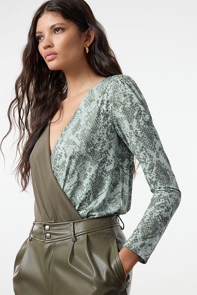 Trendyol Collection Flexibler und mit Druckknöpfen versehener, mintfarbener Body mit Tiermuster – zweireihiger Kragen TWOAW21BD0012