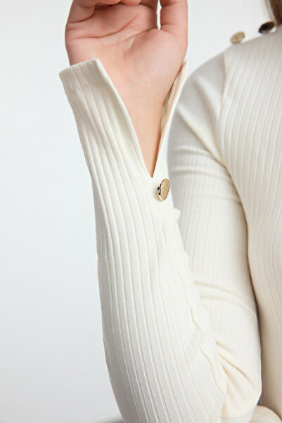 Trendyol Collection Elastická žebrovaná halenka s dlouhým rukávem s dlouhým rukávem – detail na knoflík, střih Regular Fit Twoaw24bz00052