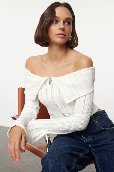 Trendyol Collection Kurze Bluse mit Carmen-Kragen und Reißverschluss - Ecru, gestrickt, normale Passform TWOAW25BZ00070