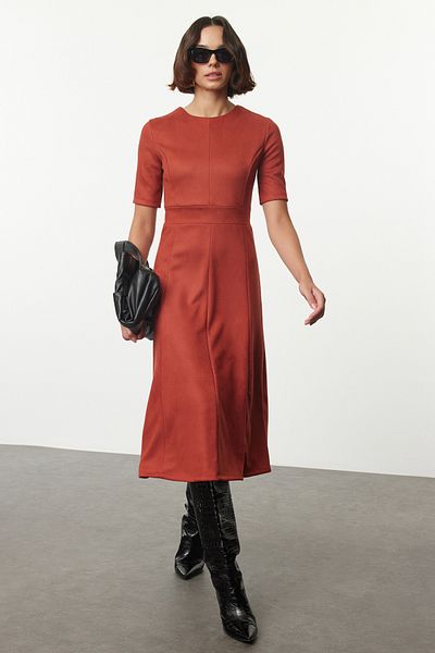 Trendyol Collection Rochie midi din piele intoarsa cu cusaturi drepte de culoare caramida - Maneca trei sferturi, cu deschidere in talie TWOAW25EL00403