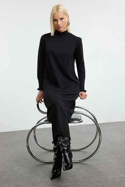 Trendyol Modest Černý volán Detailní žebrovaný stojáček Pletené šaty Tctaw25Eb00134