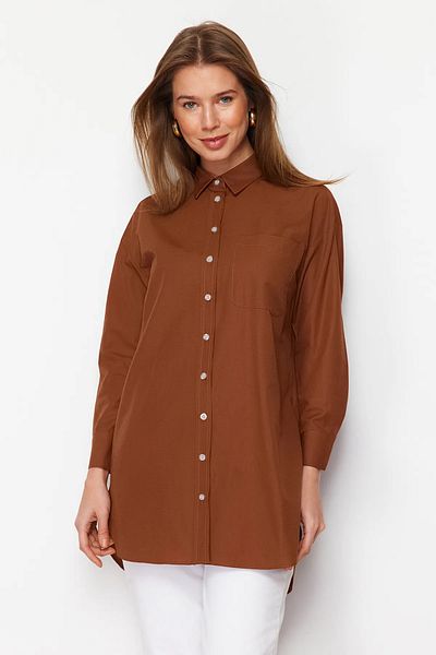 Trendyol Modest Tmavě hnědá tkaná košile s kapsou a detailem rozparku TCTAW22UK0080