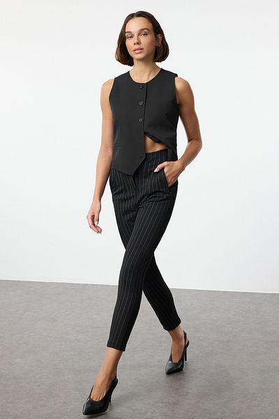 Trendyol Collection Gestreifte Strickhose mit hoher Taille und Karottenschnitt - Schwarz*001 Twoaw24Pl00161