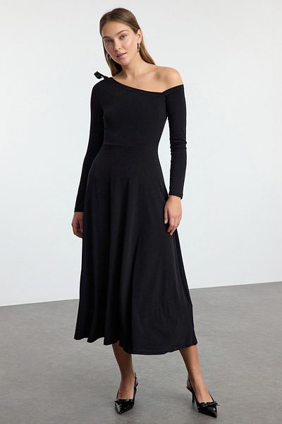 Trendyol Collection Skater Midi-Strickkleid – Schwarz, Schleifendetail und Gürtel TWOAW25EL00532