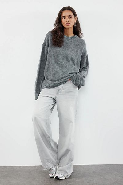 Trendyol Collection Anthrazitfarbener Strickpullover mit weitem Muster und Rundhalsausschnitt TWOAW25KZ00168