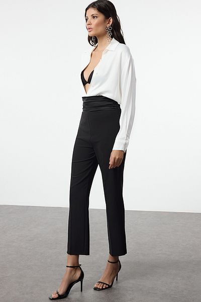 Trendyol Collection Schwarze Hose aus Satin – geripptes Detail und Streifen TPRAW25PL00004