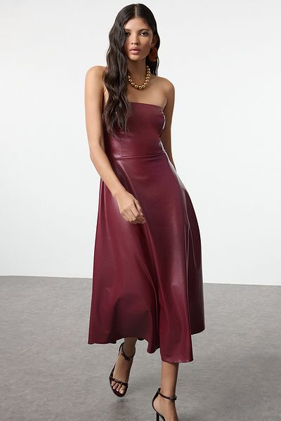 Trendyol Collection Rochie de seară șic tricotată fără bretele din piele artificială tăiată în cireș închis TPRAW25EL00143