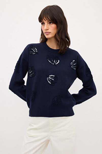 adL Kabartma ve Pul Detaylı Triko Kazak